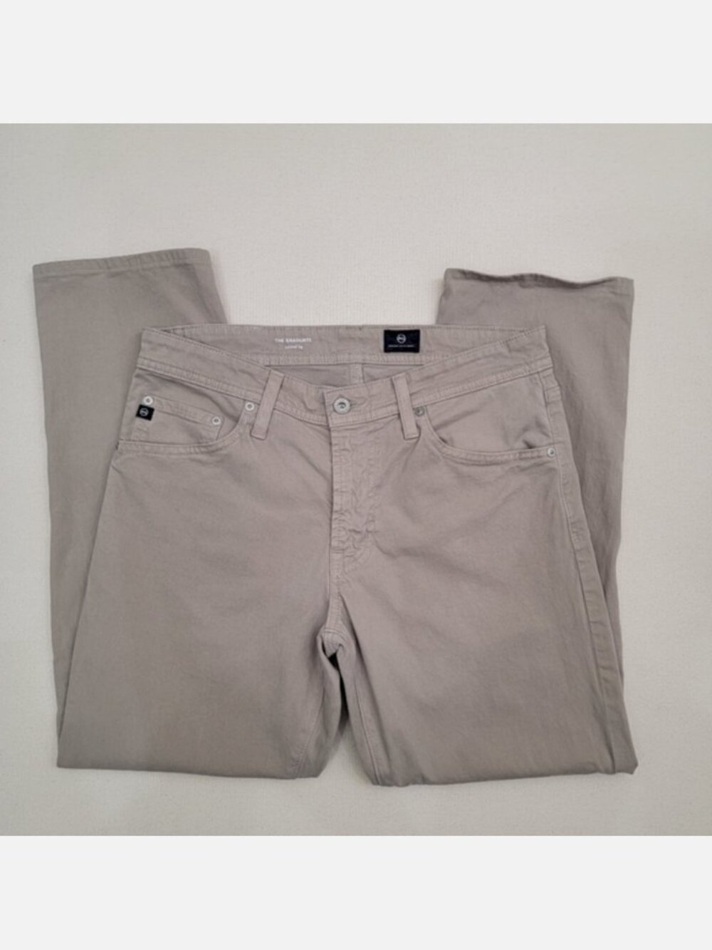 These pants are in very good condition with minimal signs of wear. Sized 40x32,
